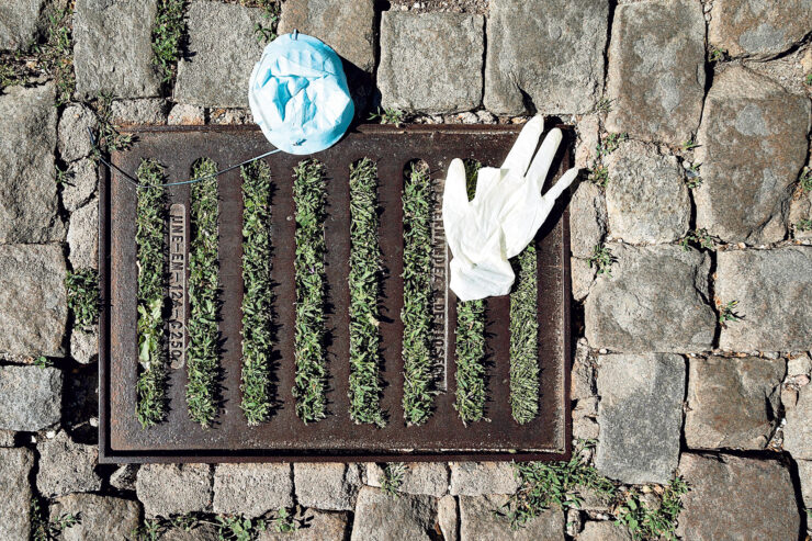 Mascarillas y guantes de plásticos abandonados en cualquier sitio: la otra pandemia.