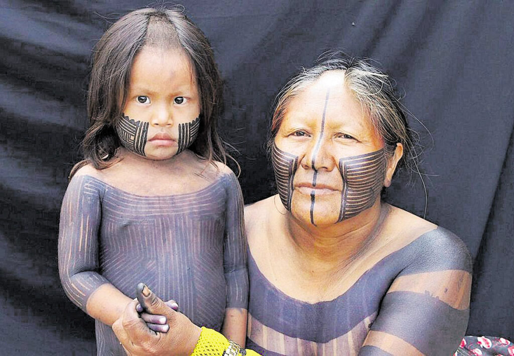 Una madre y una hija Indígenas del Amazonas