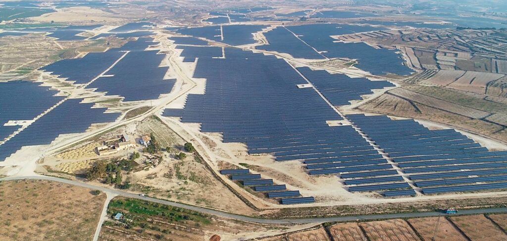 Vista aérea del campo fotovoltaico de la Mula, en Murcia, uno de los dos más extensos de toda España
