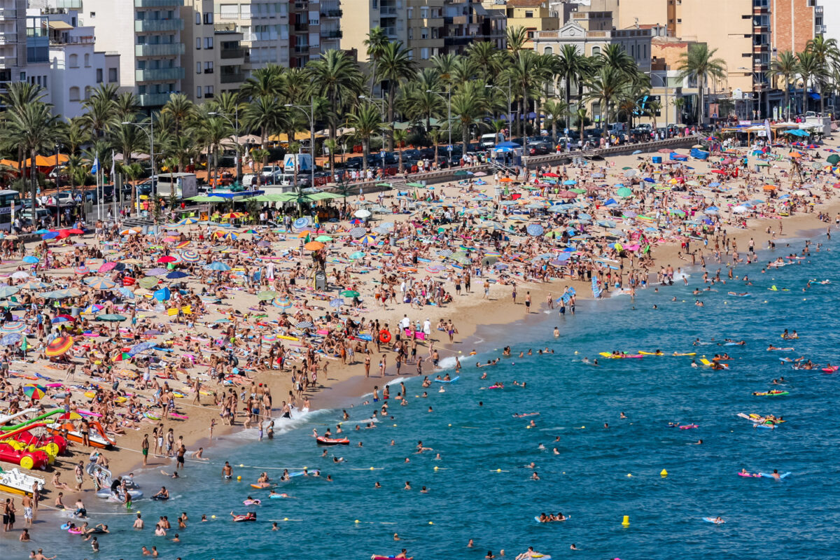 Bañistas en una playa de Lloret de Mar (Girona) en busca de alivio contra las altas temperaturas.